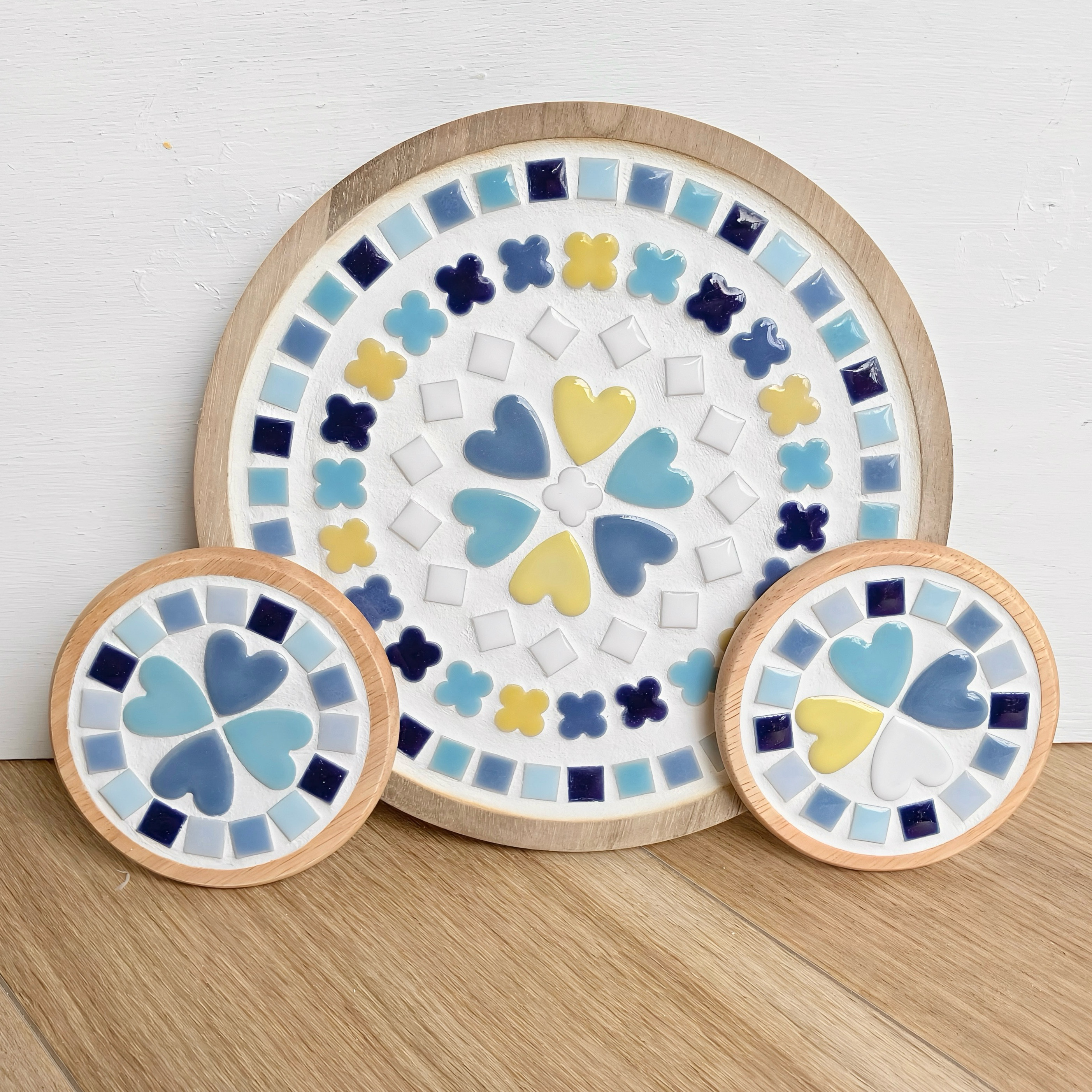 プレゼントにおすすめ☆鍋敷きとコースターのセット ブルー＆イエロー　木製鍋しき　美濃焼モザイクタイル