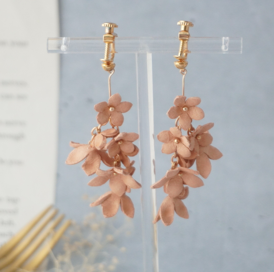 ヌメ革 花束ゆらゆら イヤリング(ピアス) イヤリング