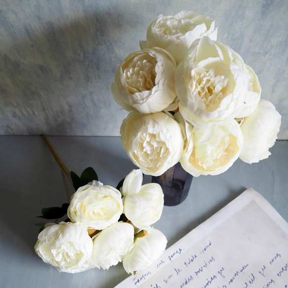 ボリューム満点！7輪咲き造花ピオニーブーケ【ホワイト】 4枚目の画像