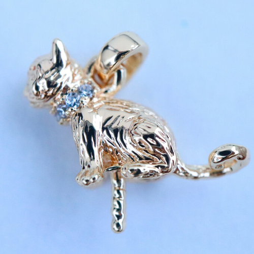 真鍮 猫チャーム ステンレスピアス 金アレ対応 真鍮製 猫 モチーフ ピアス パーツ 1ペア 金具