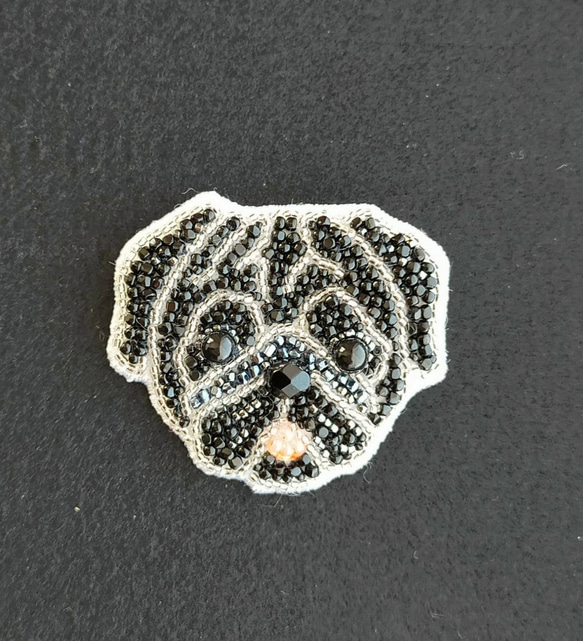 舌出し黒パグ 　ビーズ刺繍ブローチ 6枚目の画像