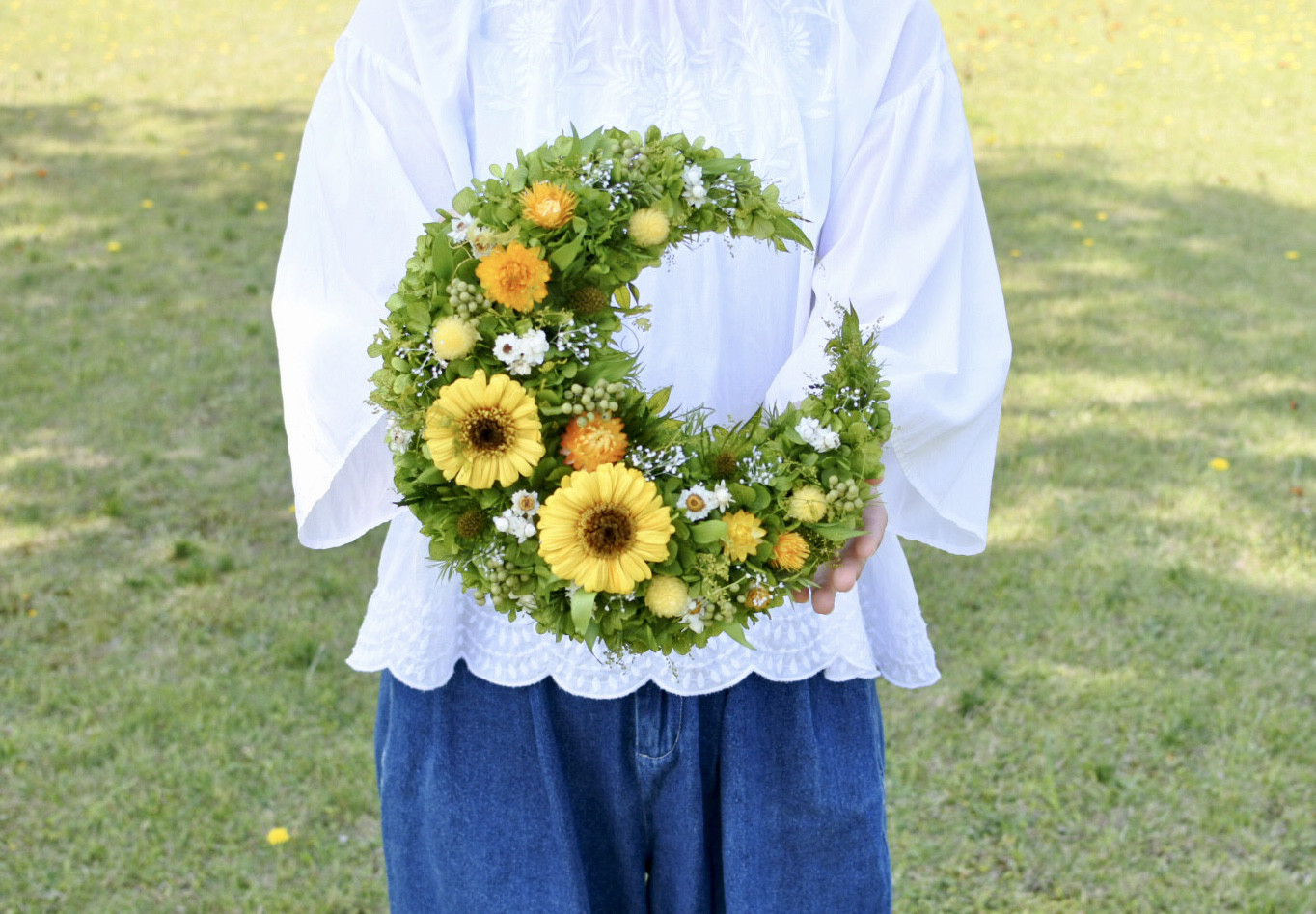 ビタミンカラー三日月リース25㎝　プリザーブドフラワー　ひまわり　ガーベラ　グリーン