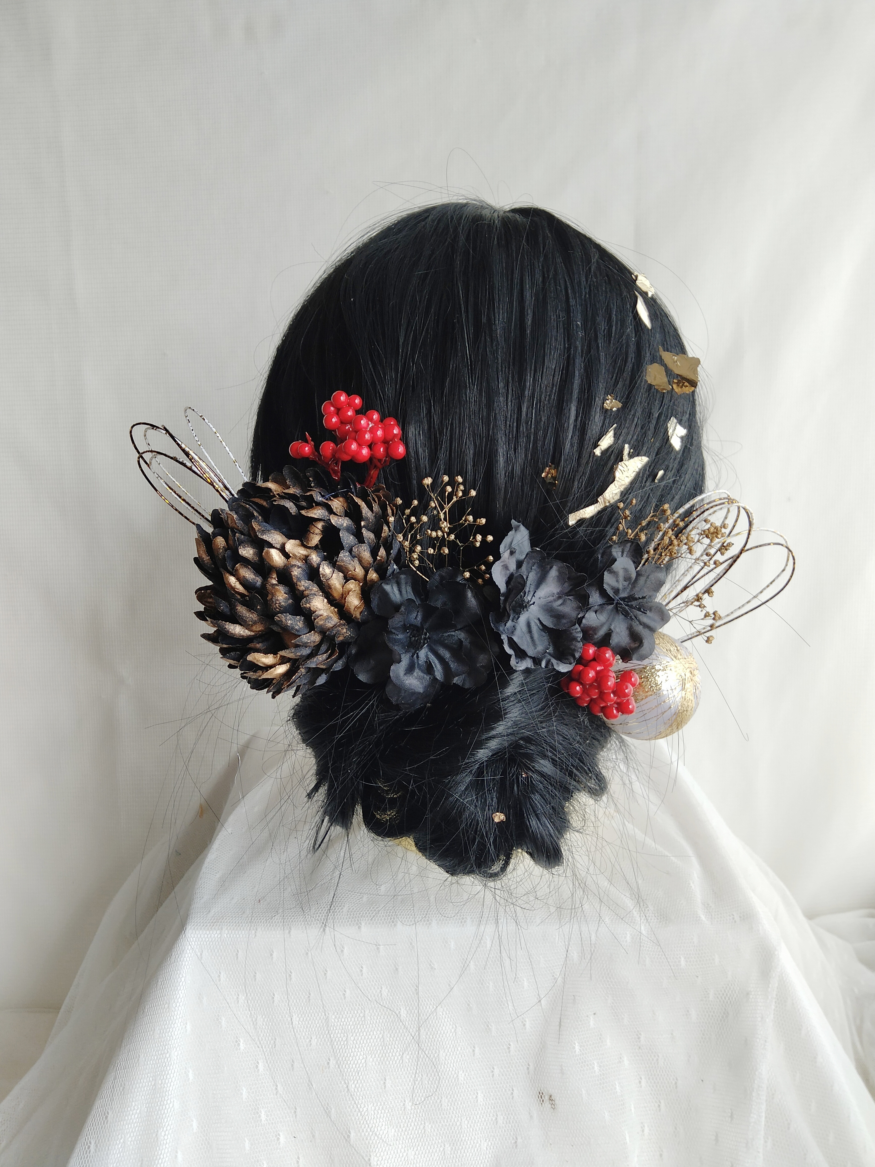 黒金の和菊と赤い南天の卒業式髪飾り　成人式髪飾り　結婚式髪飾り　水引アレンジ　ヴィンテージ振袖