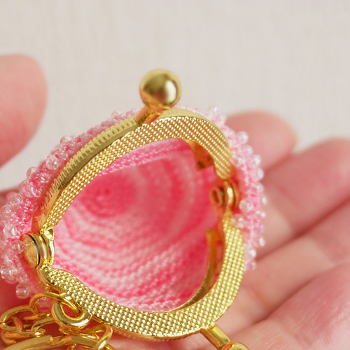 再販】レトロなビーズ編みのミニがま口 キーホルダータイプ（ピンク