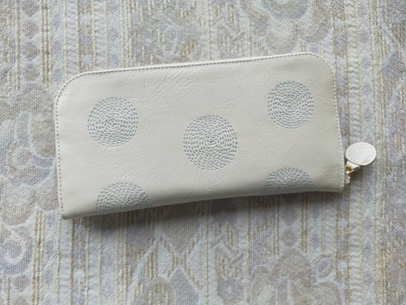 刺繡皮革錢包“Guruguru”WHITE×淺藍色（牛皮）圓形拉鍊型☆修身型☆ 第13張的照片