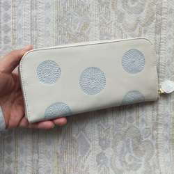 刺繡皮革錢包“Guruguru”WHITE×淺藍色（牛皮）圓形拉鍊型☆修身型☆ 第8張的照片