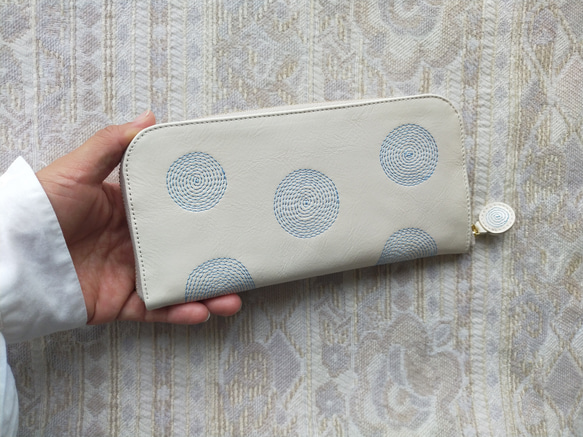刺繡皮革錢包“Guruguru”WHITE×淺藍色（牛皮）圓形拉鍊型☆修身型☆ 第8張的照片