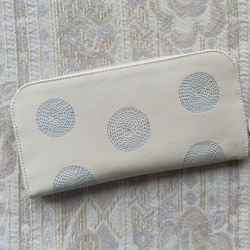 刺繡皮革錢包“Guruguru”WHITE×淺藍色（牛皮）圓形拉鍊型☆修身型☆ 第11張的照片