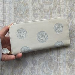 刺繡皮革錢包“Guruguru”WHITE×淺藍色（牛皮）圓形拉鍊型☆修身型☆ 第10張的照片