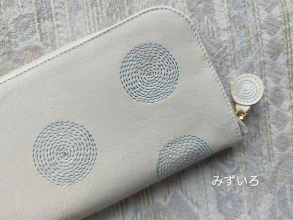 刺繍革財布『ぐるぐる』WHITE×うす水色（牛革）ラウンドファスナー型☆Slim型☆ 6枚目の画像