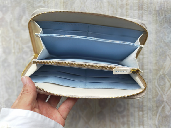 刺繡皮革錢包“Guruguru”WHITE×淺藍色（牛皮）圓形拉鍊型☆修身型☆ 第3張的照片