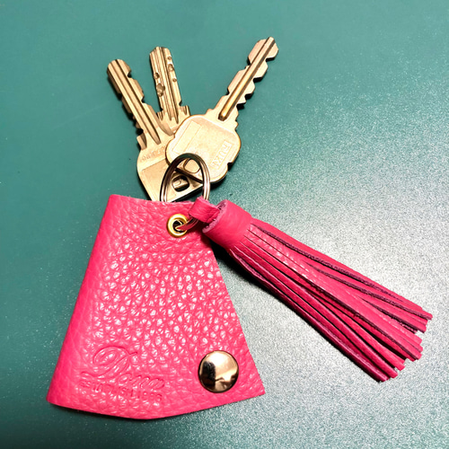 76 タッセルキーホルダー＊キーチャーム  フェザータグ付き✨ハンドメイド✨ Italian leatherキーケース タッセルチャーム付‼️フーシャpink キー