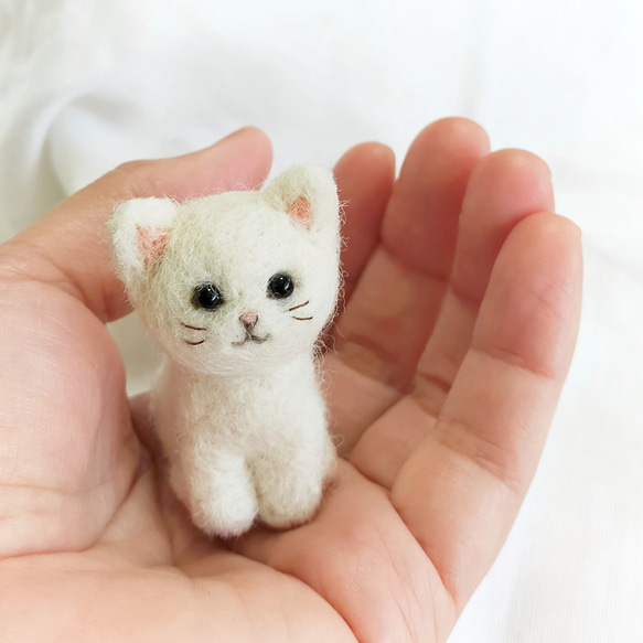◾羊毛フェルトの小さな子猫(白猫)　猫グッズ　猫雑貨　猫マスコット 1枚目の画像