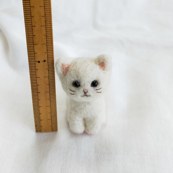 ◾羊毛フェルトの小さな子猫(白猫)　猫グッズ　猫雑貨　猫マスコット 2枚目の画像
