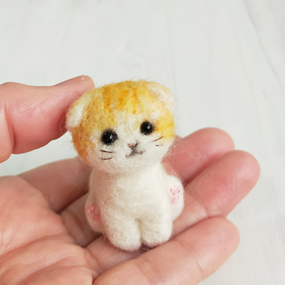 羊毛フェルトの小さな子猫(折れ耳猫・茶とら猫)　猫グッズ　猫雑貨　スコティッシュフォールド 1枚目の画像