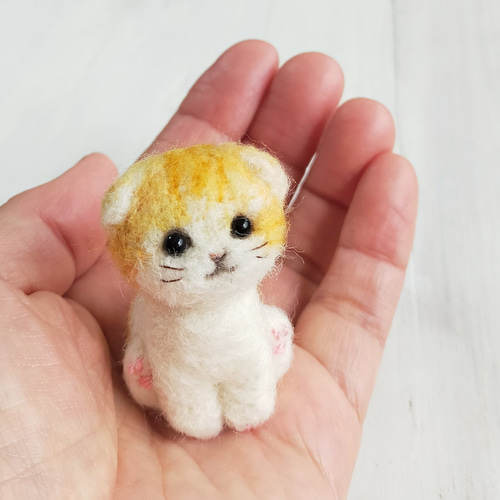 羊毛フェルトの小さな子猫(折れ耳猫・茶とら猫) 猫グッズ 猫雑貨 羊毛フェルトの小さな子猫(折れ耳猫・茶とら猫) 猫グッズ 猫雑貨