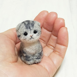 ◾羊毛フェルトの小さな子猫(眠るとらぶち猫) 猫グッズ 猫雑貨