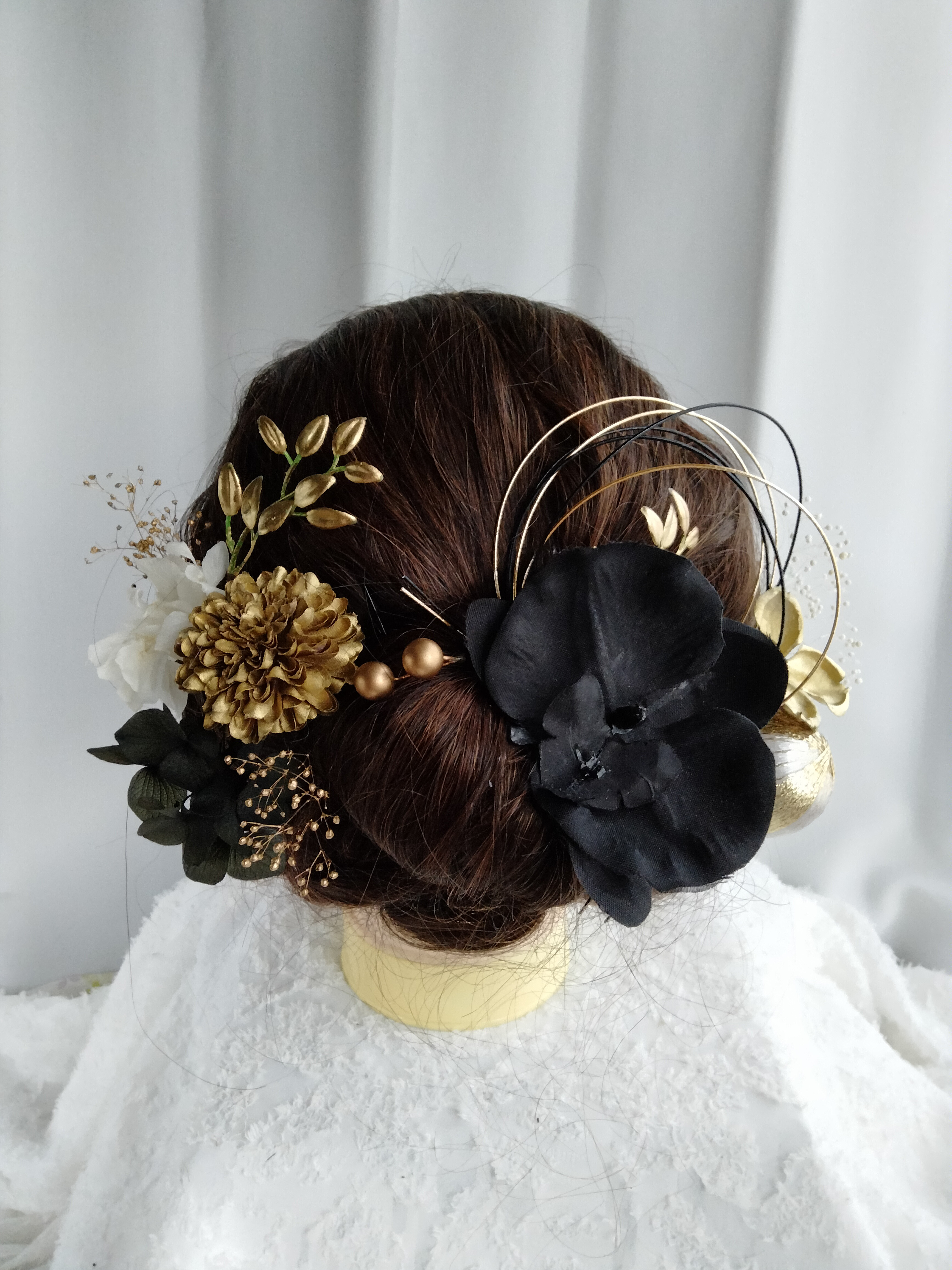 ゴールドの髪飾り　髪飾り　成人式　成人式髪飾り　卒業式　卒業式髪飾り　黒の髪飾り　水引　水引き　黒胡蝶蘭　コチョウラン