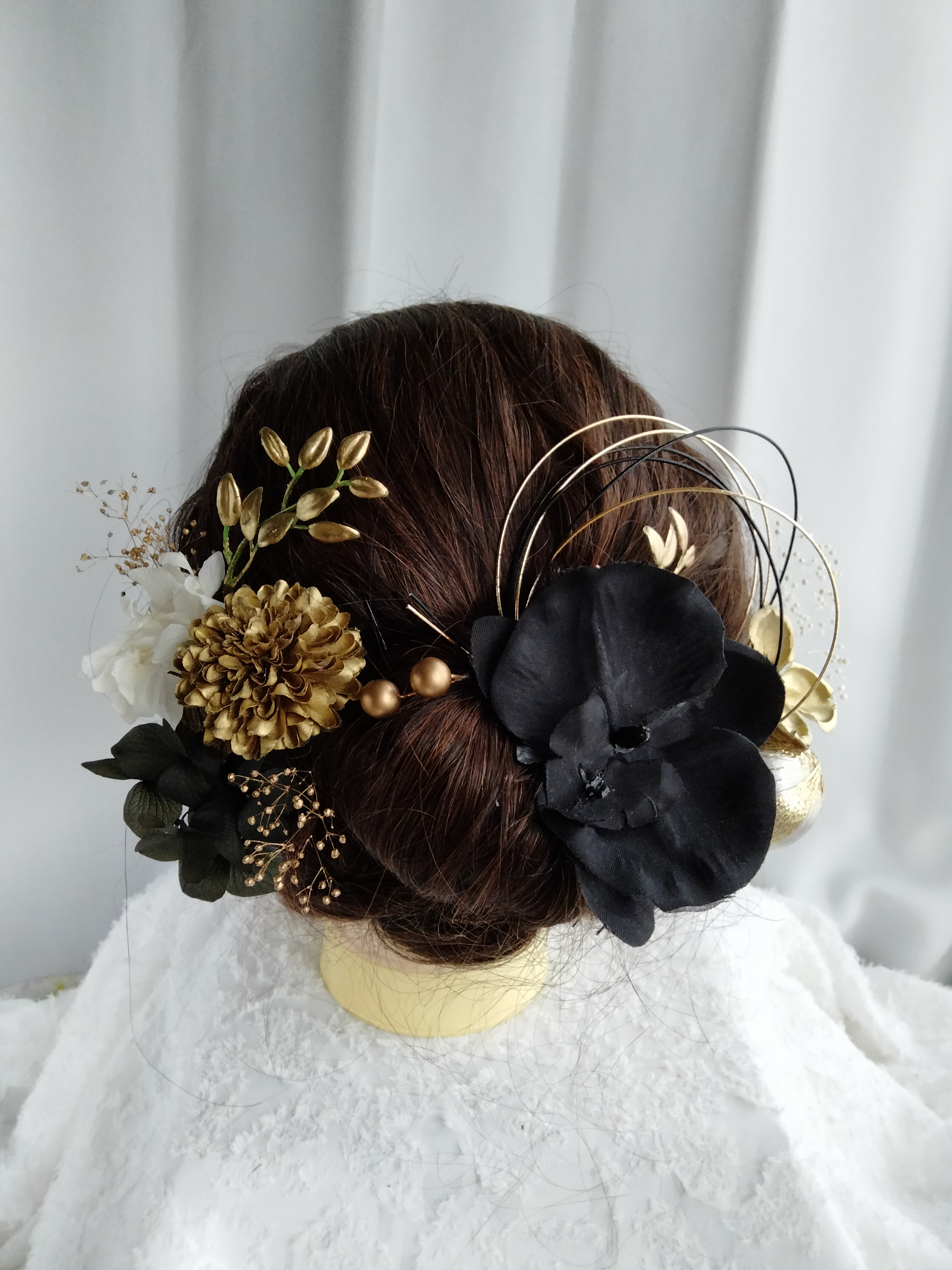 ゴールドの髪飾り　髪飾り　成人式　成人式髪飾り　卒業式　卒業式髪飾り　黒の髪飾り　水引　水引き　黒胡蝶蘭　コチョウラン