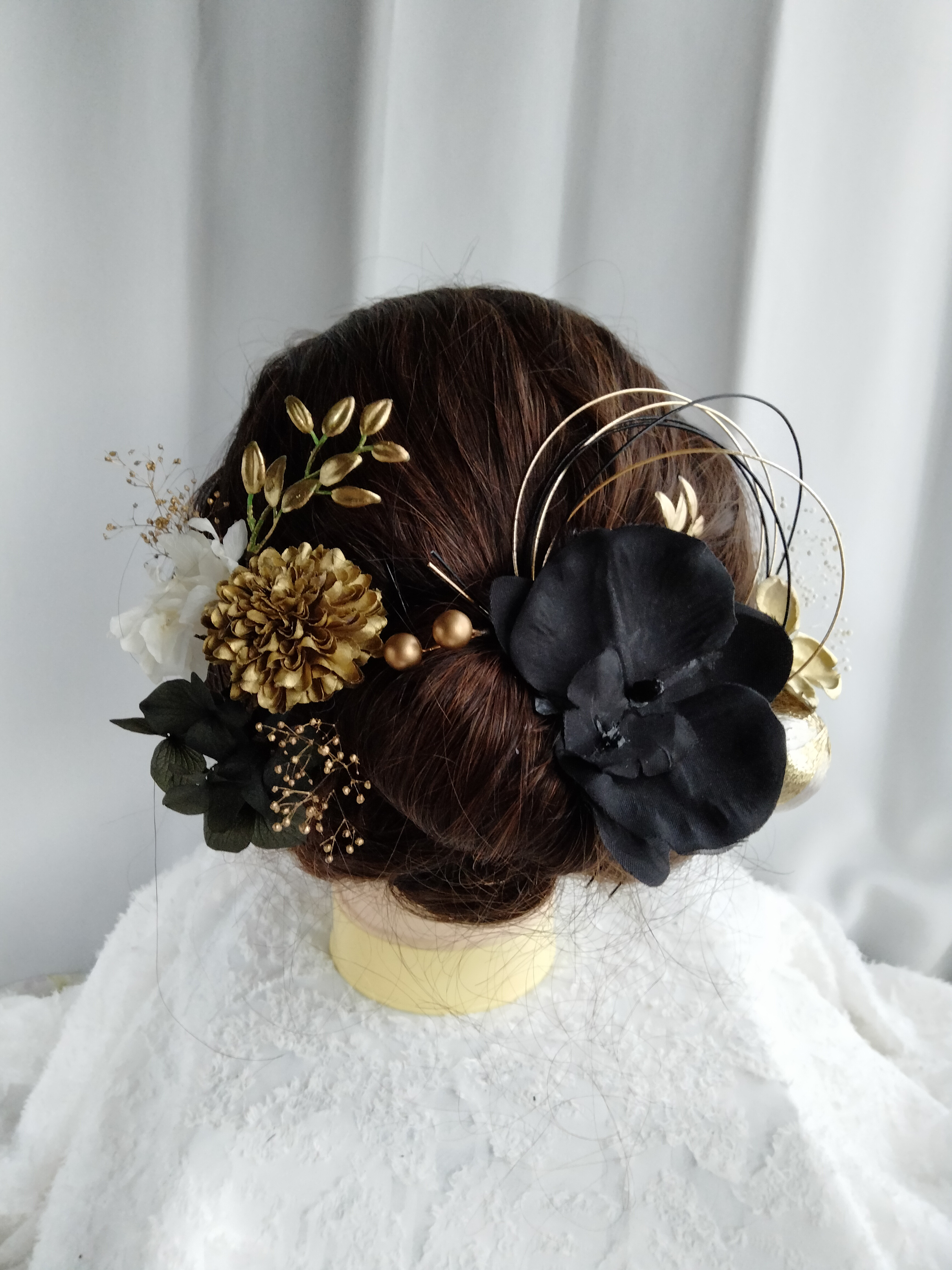 ゴールドの髪飾り　髪飾り　成人式　成人式髪飾り　卒業式　卒業式髪飾り　黒の髪飾り　水引　水引き　黒胡蝶蘭　コチョウラン