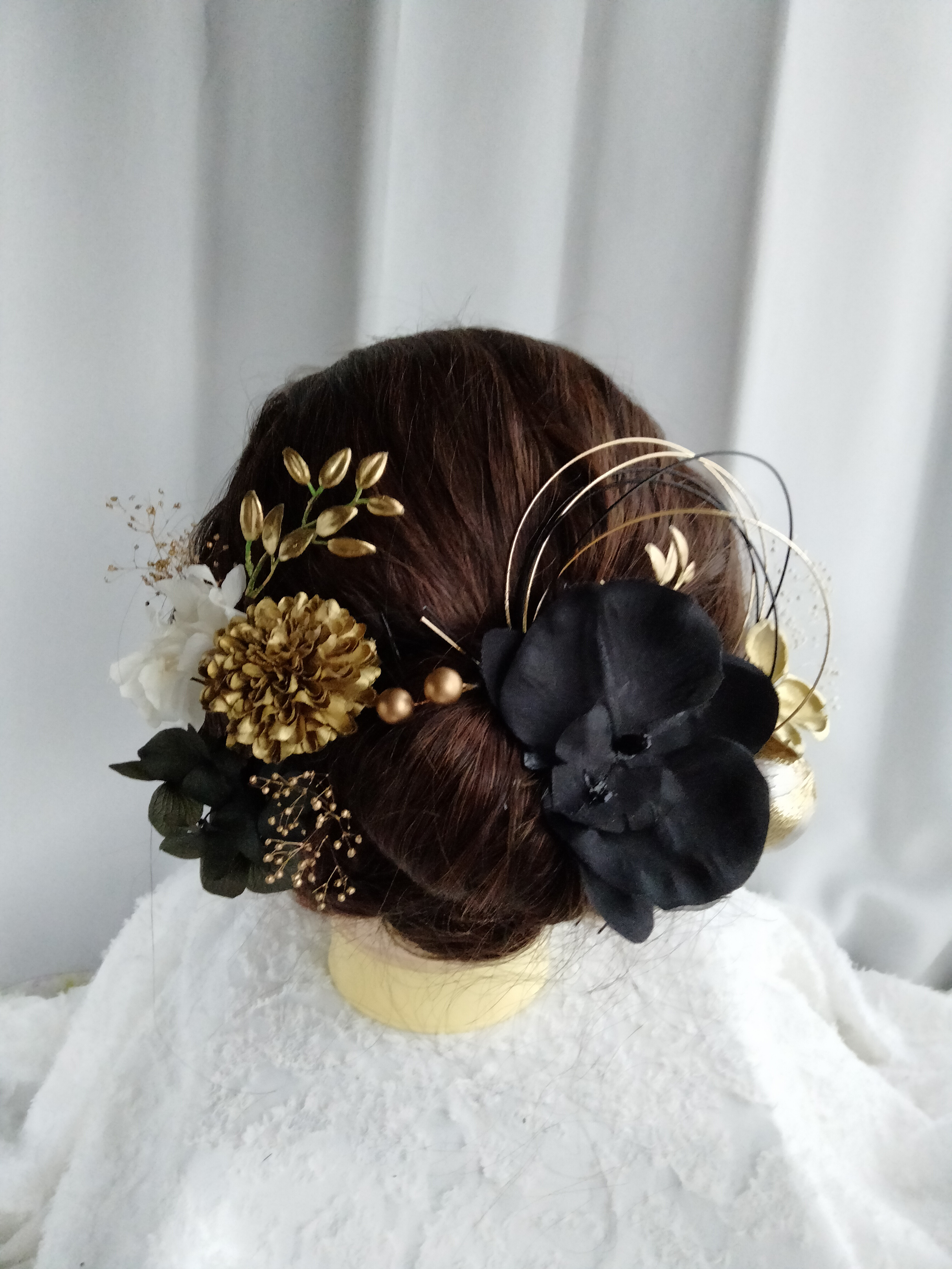 ゴールドの髪飾り　髪飾り　成人式　成人式髪飾り　卒業式　卒業式髪飾り　黒の髪飾り　水引　水引き　黒胡蝶蘭　コチョウラン