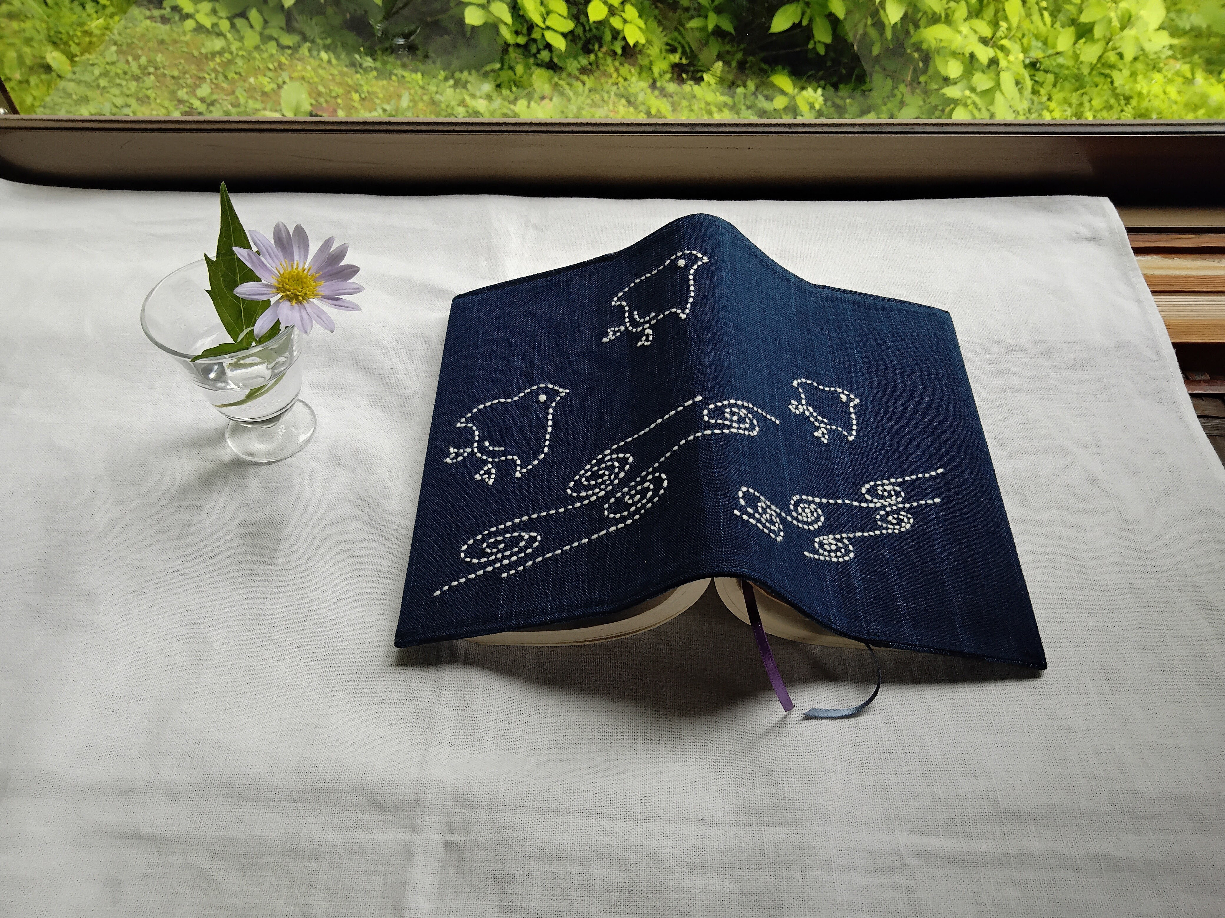 ブッツクカバー　(文庫用）　刺し子　藍染め布　千鳥