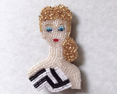 ビーズ刺繍ブローチ no.46 (doll) ブローチ nissos 通販|Creema ビーズ刺繍ブローチ no.46 (doll) ブローチ nissos 通販|Creema