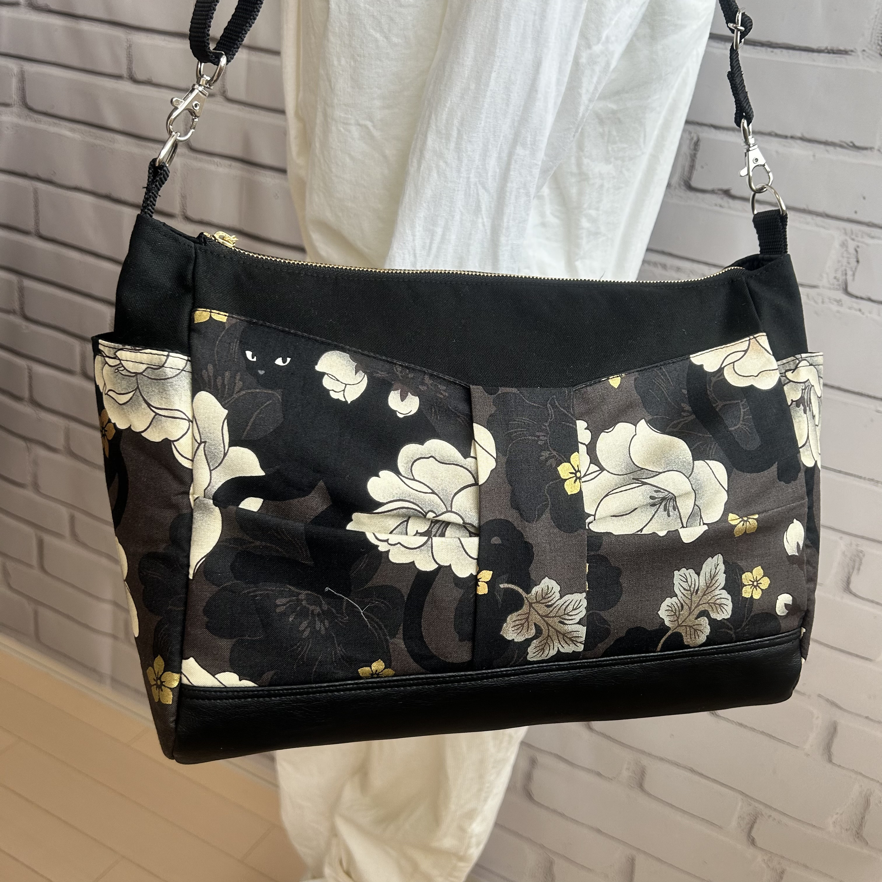 リボンポケット付き　サイドポケットが便利な ショルダーバック　ボディーバック　長さ調節可能　百花繚乱　クロネコ柄