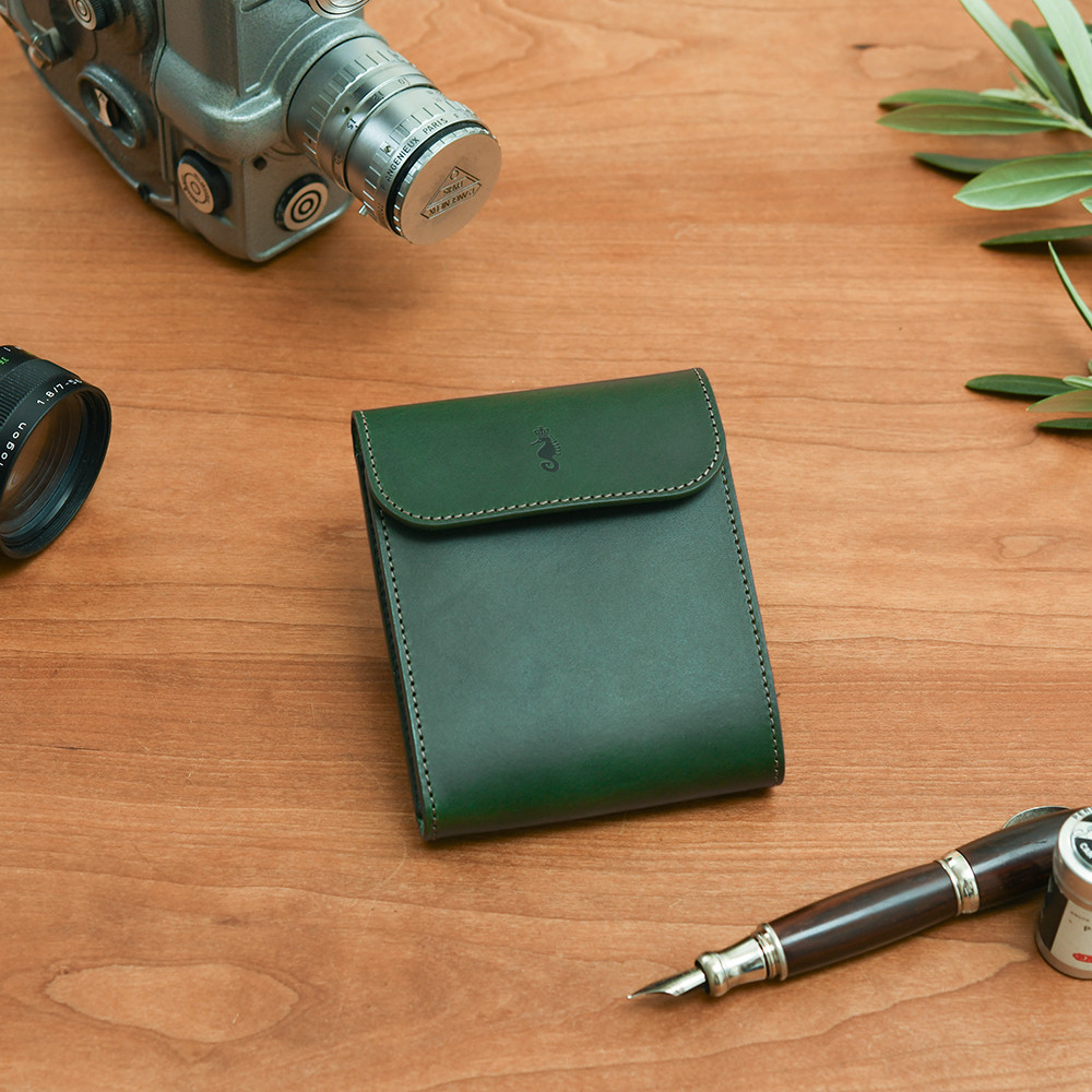 イタリア製総本革 コンパクトな二つ折り財布 緑 グリーン オリーブ シンプル ユニセックス 一粒万倍日 天赦日に