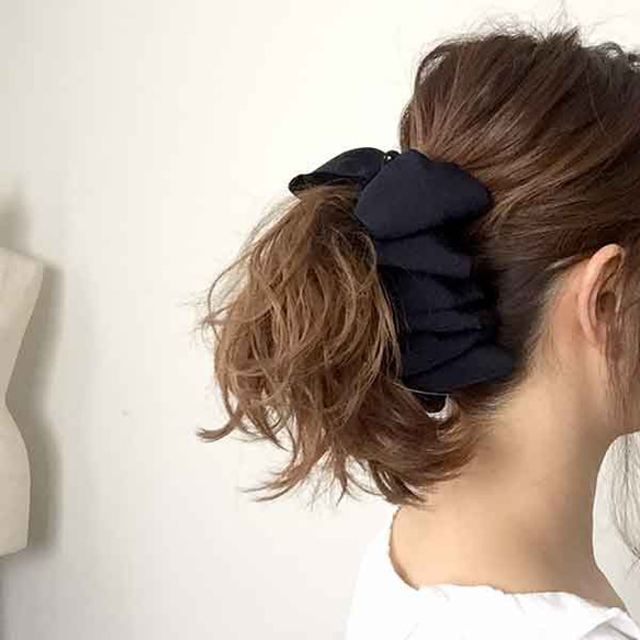 ＊バナナクリップ navy＊下から挟んでとめるだけ 簡単ヘアアレンジ 1枚目の画像