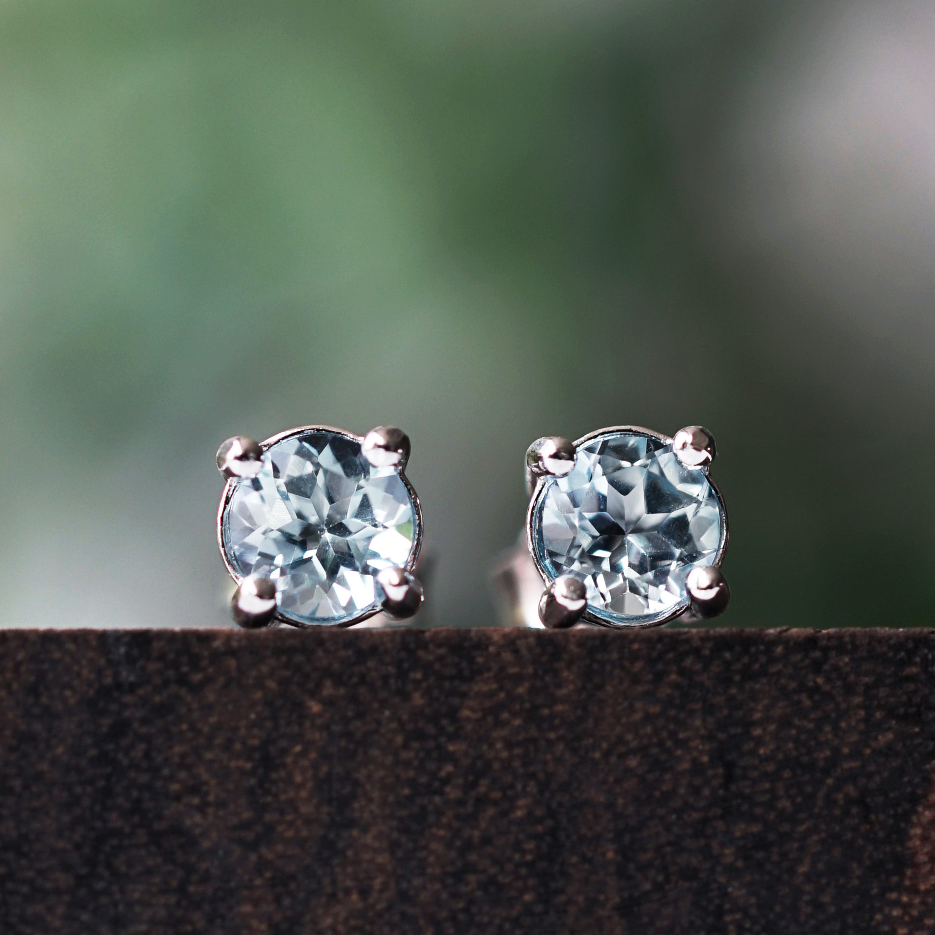 アクアマリンのラウンドカット5ｍｍSilver925爪留めスタッドピアス　～Marinetta