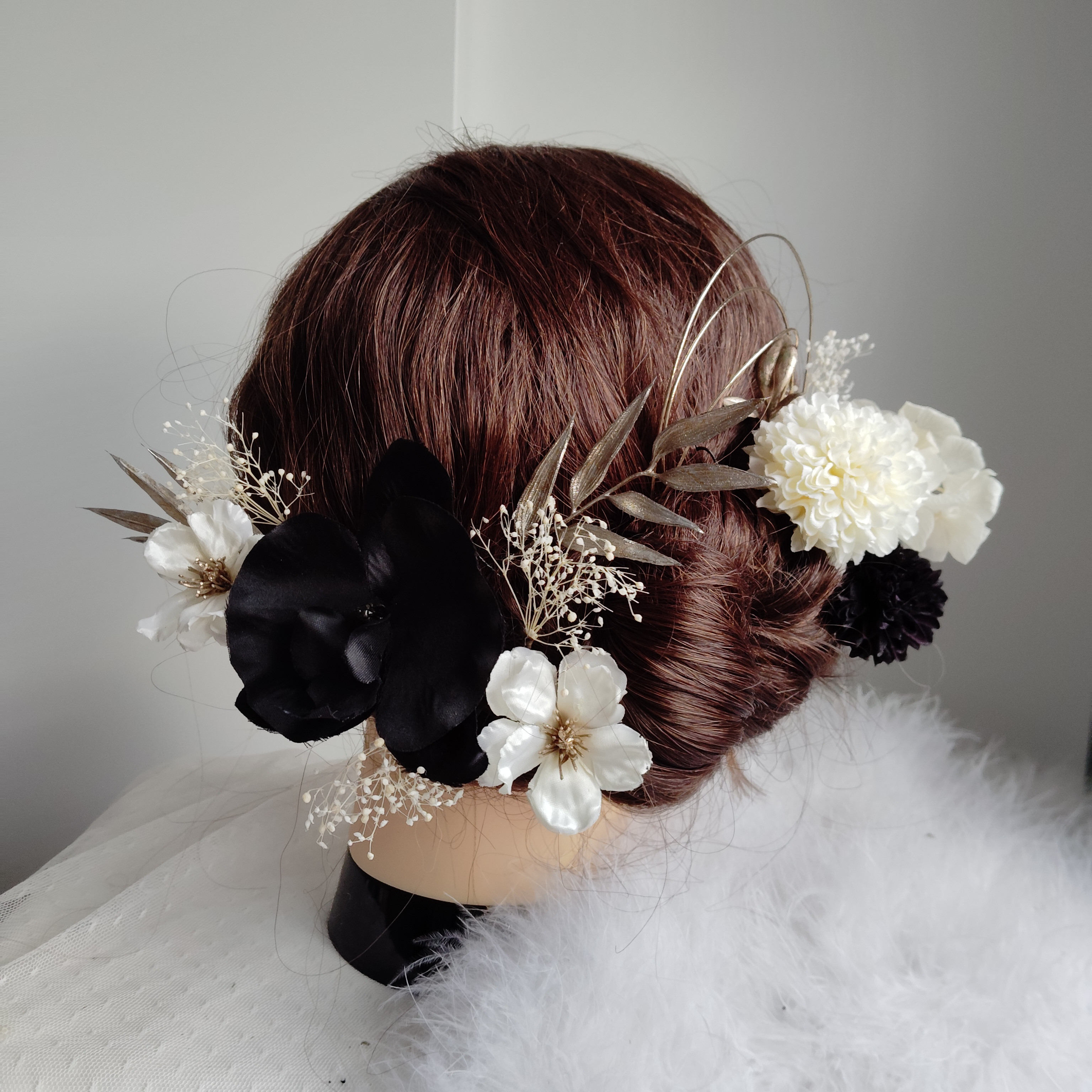 花蝶＿＿上品胡蝶蘭の髪飾り　卒業式　成人式 　結婚式　髪飾り 　黒振袖　黒着物　黒袴　和装　白黒金　黒い胡蝶蘭