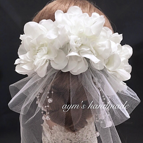 ウェディング　ヘッドドレス　ダリア　チュールリボン　ブライダル　結婚式　成人式　ホワイト　白　華やか　洋装　髪飾り 2枚目の画像