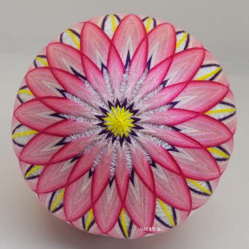 手毬猫の店 てまり「菊」白地ピンク花藤帯 12cm 手まり 手毬 手毬猫の店 てまり「菊」白地ピンク花藤帯 12cm 手まり 手毬