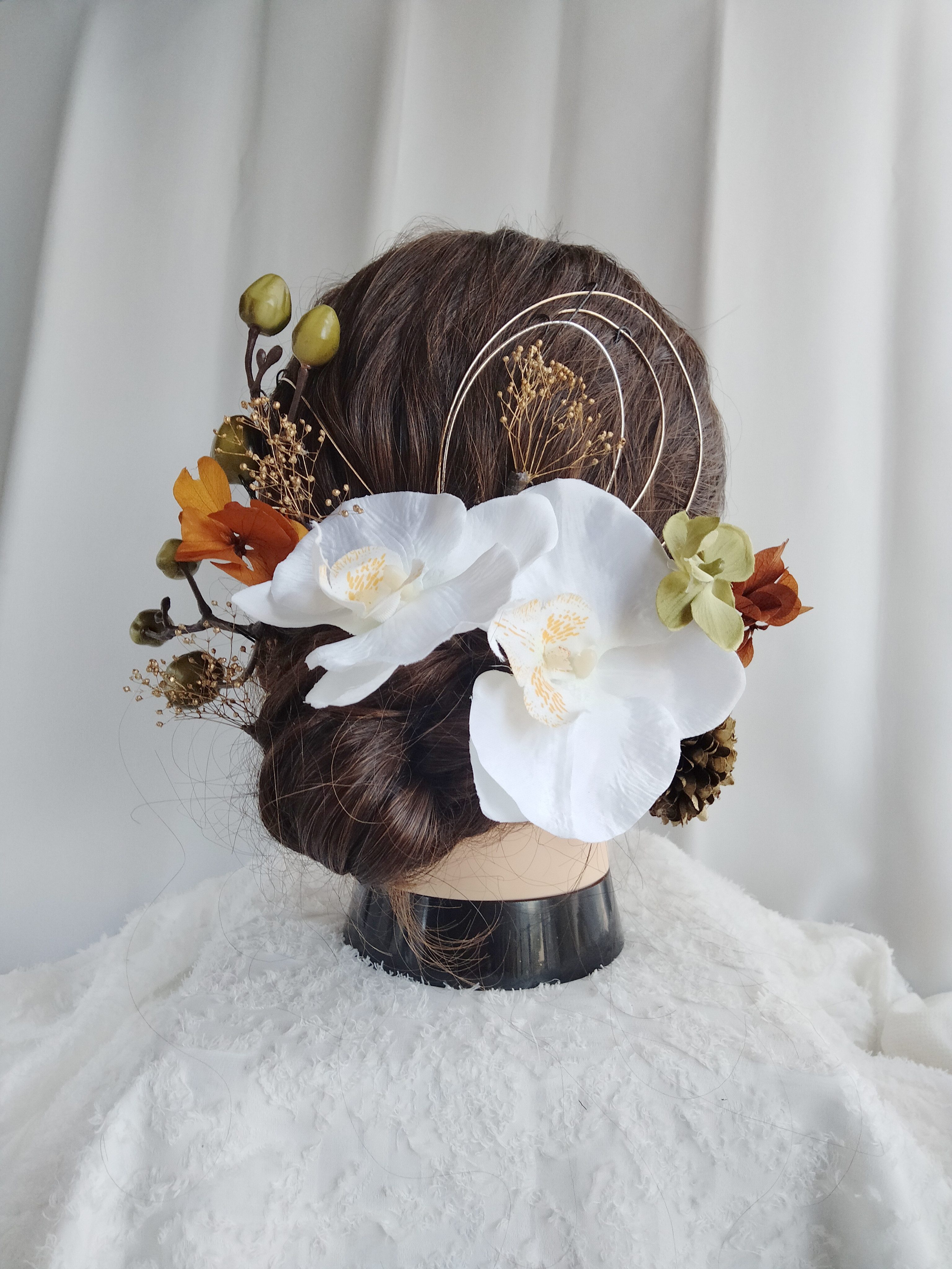 コチョウランの和装ヘアアクセ　白無垢　和装花嫁　髪飾り　成人式　結婚式　着物ヘアアクセサリー　タイトシニヨン　シニヨン