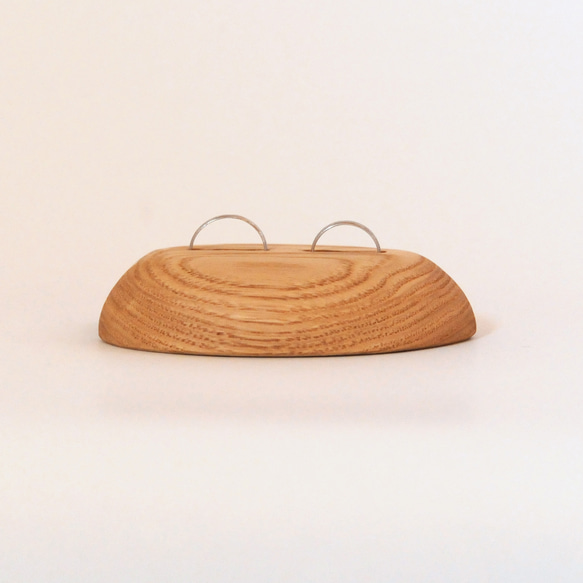 ハートのリングスタンド（クリ・オイル）名入れ・記念日刻印【ハレの日に木のぬくもりを】木製リングピロー 3枚目の画像