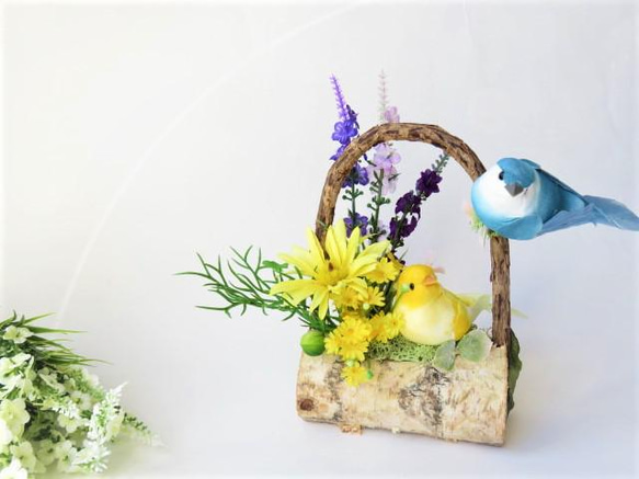 風水　幸せの青い鳥　マーガレットとデイジーのフラワーアレンジメント  インテリア 1枚目の画像