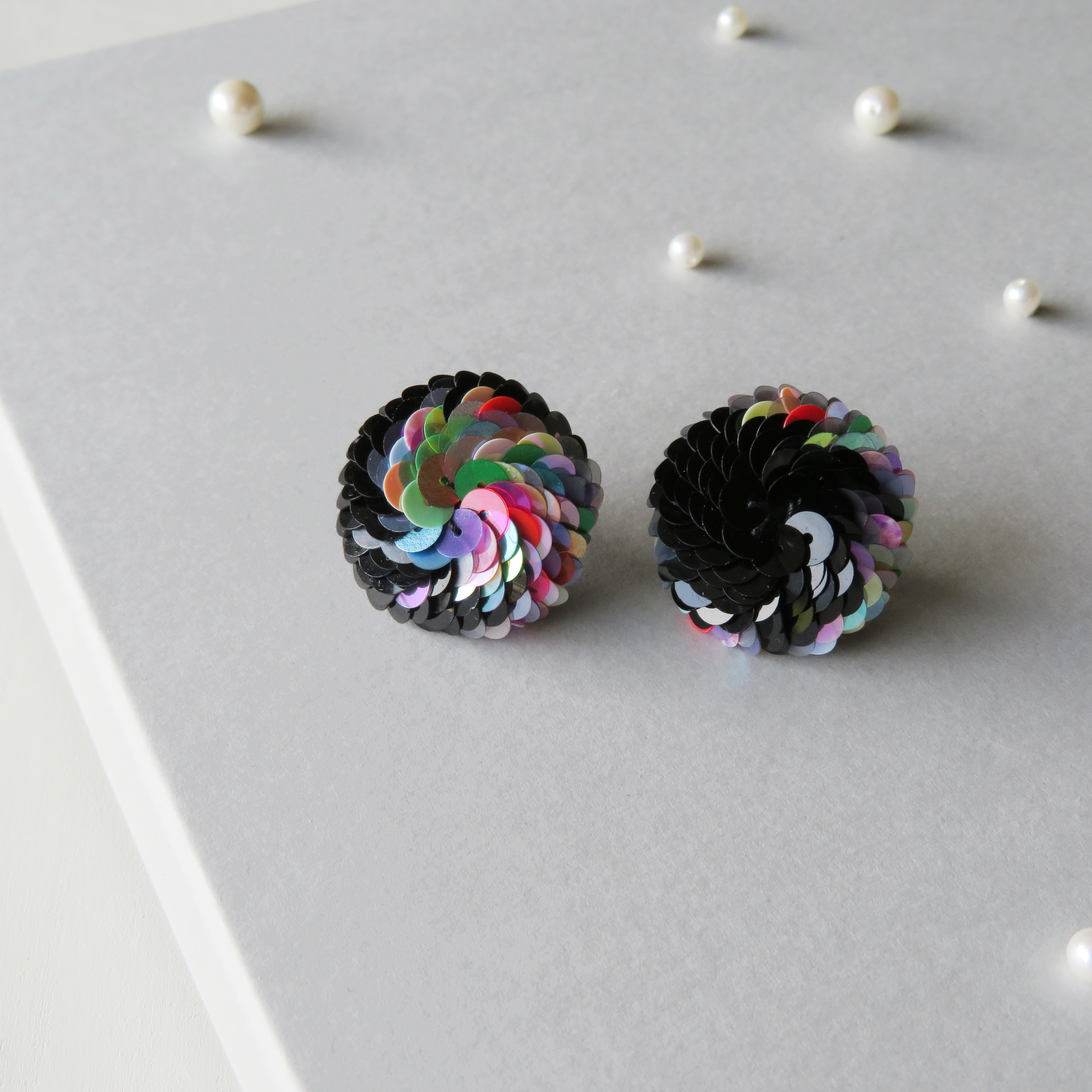 スパンコールピアス＜art＞ BK