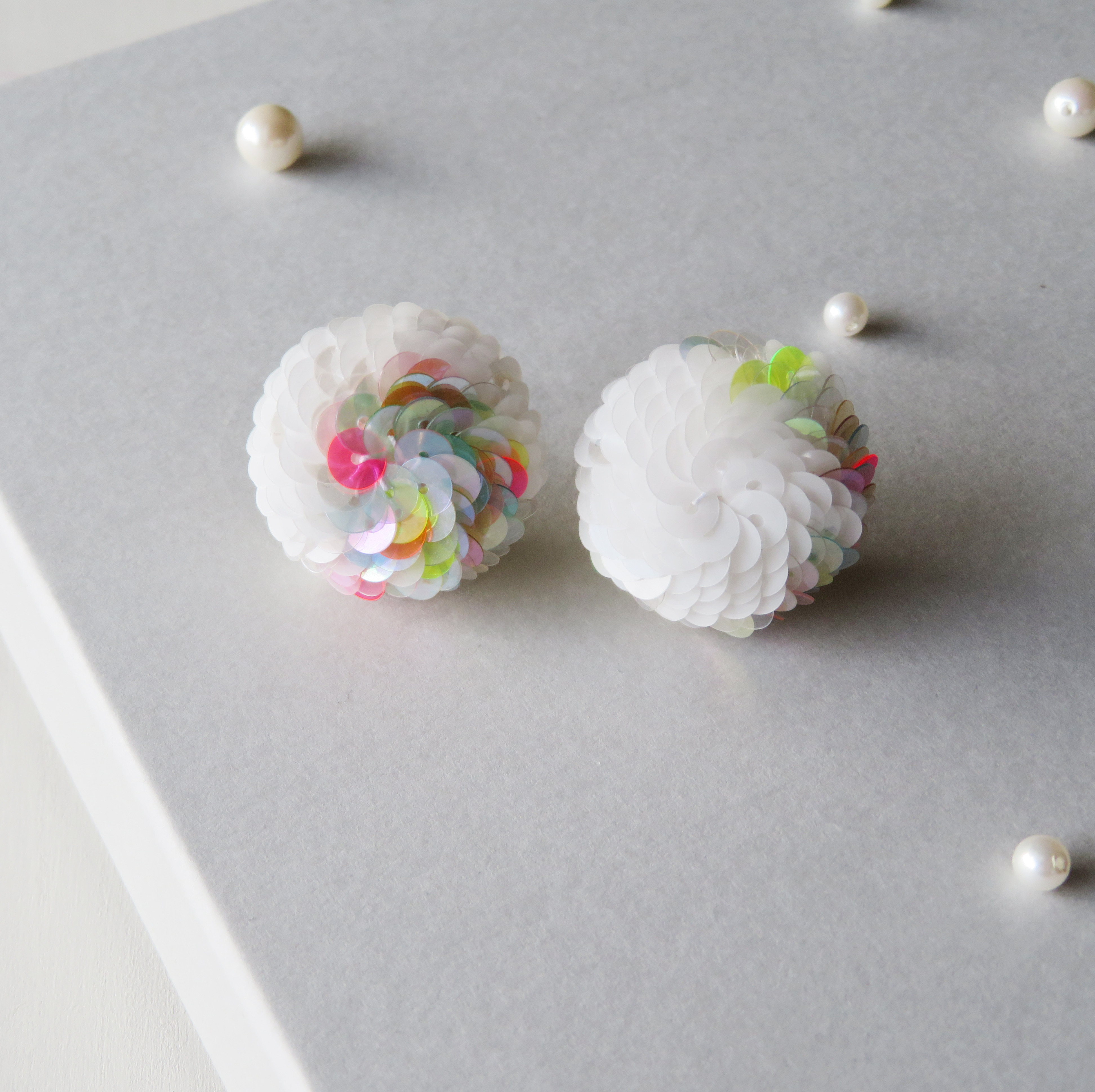 スパンコールイヤリング＜art＞ WH