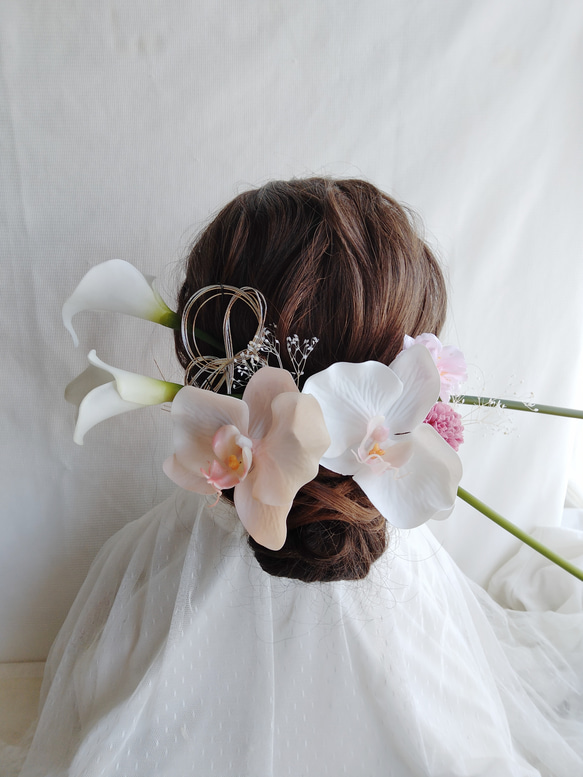 カラーの花×胡蝶蘭×桜×水引きの和装髪飾り　カラーの花の髪飾り　白のカラーの花　結婚式ヘアアレンジ　白無垢髪飾り 1枚目の画像