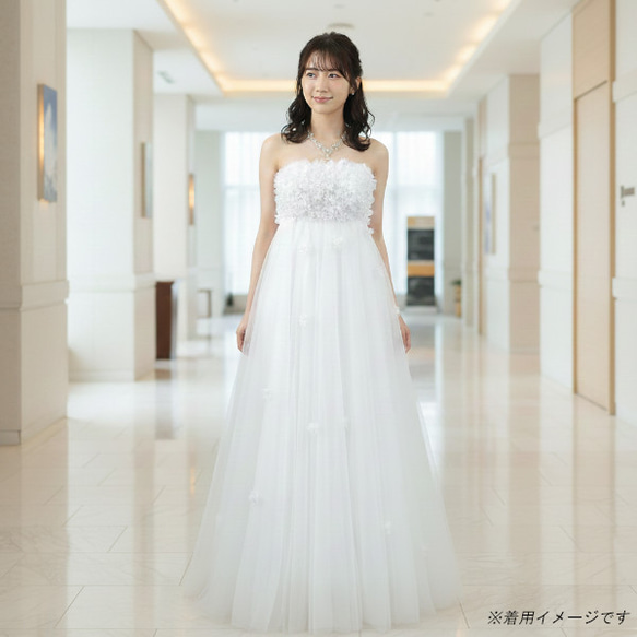 小花がキュートなウェディングドレス ウエディングドレス 結婚式 前