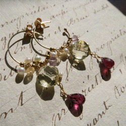 揺れる美しい深緋の宝石…ガーネットドロップファセット ピアス