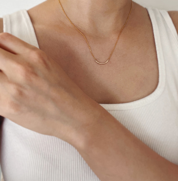 送料無料*再販*【14kgf】三日月ネックレス / 槌目 / mini / チェーン　スマイル  シンプル 華奢　アーチ 2枚目の画像
