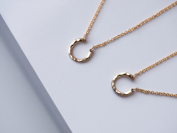 送料無料 *再販*【14kgf】三日月ネックレス（ホースシュー型） / 槌目 / mini  ゴールドシンプル 幸運馬蹄 1枚目の画像