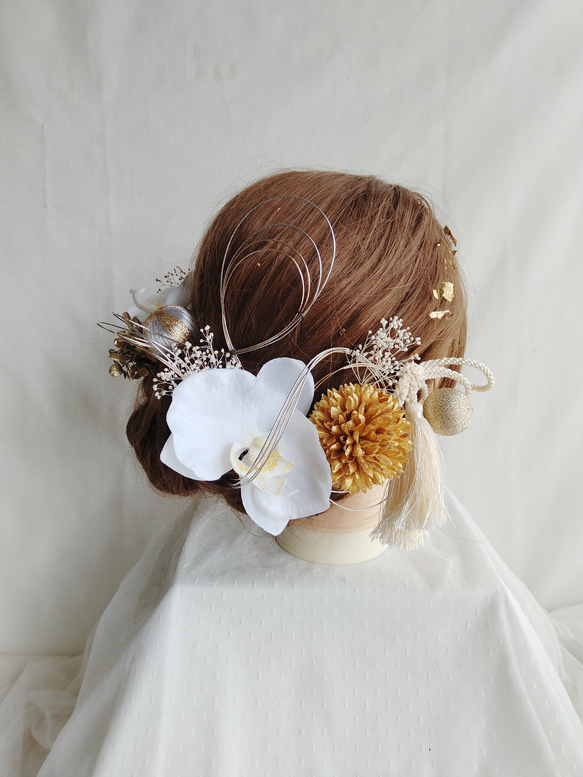 白い胡蝶蘭とゴールドのボールマムの成人式髪飾り　成人式へア　卒業式ヘア　結婚式へア　白無垢髪飾り　白無垢ヘア 1枚目の画像