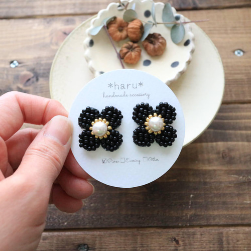 お花❁のビーズ刺繍 ピアス／イヤリング（ブラック） ピアス（スタッド