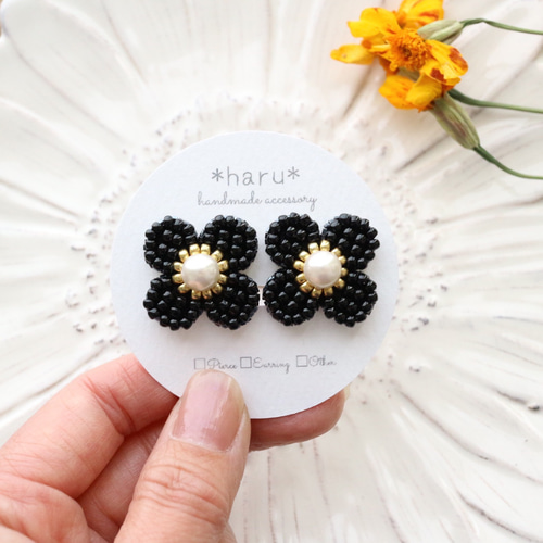 お花❁のビーズ刺繍 ピアス／イヤリング（ブラック） ピアス
