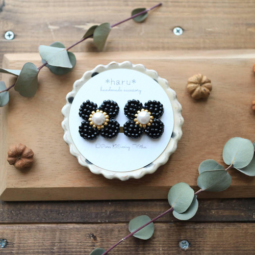クールブラックビーズ刺繍フラワー　ピアス　イヤリング お花❁のビーズ刺繍 ピアス／イヤリング（ブラック） ピアス（スタッド