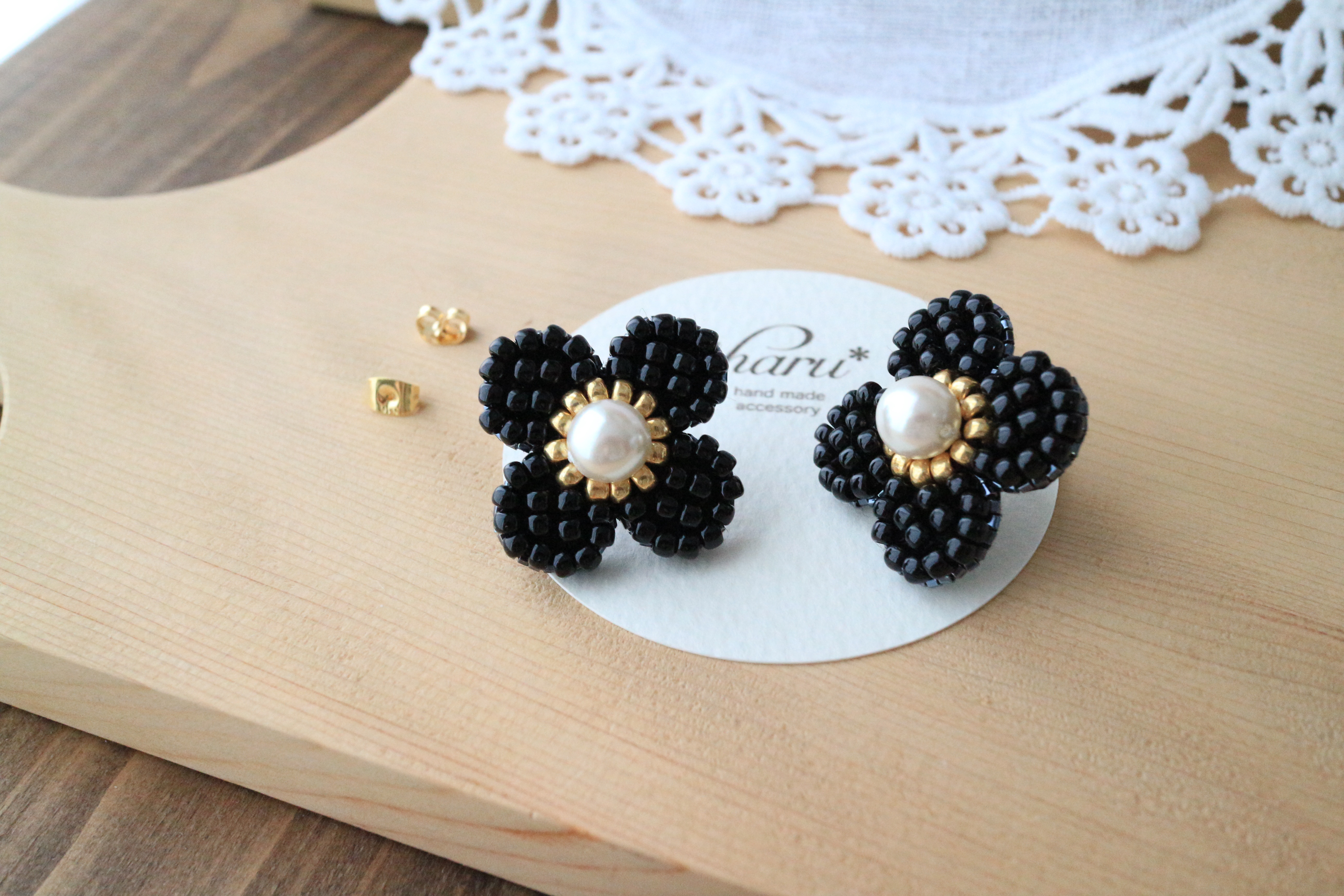 残わずか　ブラックビーズ刺繍フラワー×刺繍リボン　ピアス　イヤリング 残わずかブラックビーズ刺繍フラワー×刺繍リボンピアスイヤリング