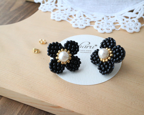 ブラックカボションとビーズ刺繍イヤリング／ピアス | Chourina